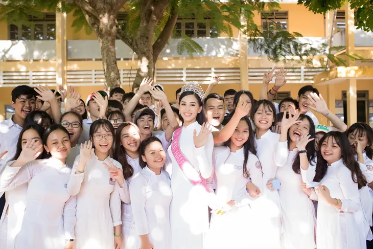 Về thăm trường cũ ở Quảng Nam, Hoa hậu Trần Tiểu Vy diện áo dài trắng đẹp ngẩn ngơ - Ảnh 6. Về thăm trường cũ ở Quảng Nam, Hoa hậu Trần Tiểu Vy diện áo dài trắng đẹp ngẩn ngơ - Ảnh 6.