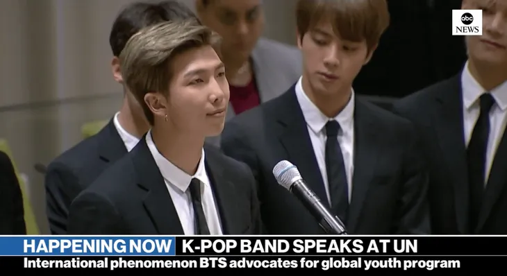 Nhóm nhạc Hàn Quốc BTS khiến giới trẻ thức tỉnh với bài phát biểu 3 phút tại Liên Hợp Quốc - Ảnh 2. Nhóm nhạc Hàn Quốc BTS khiến giới trẻ thức tỉnh với bài phát biểu 3 phút tại Liên Hợp Quốc - Ảnh 2.