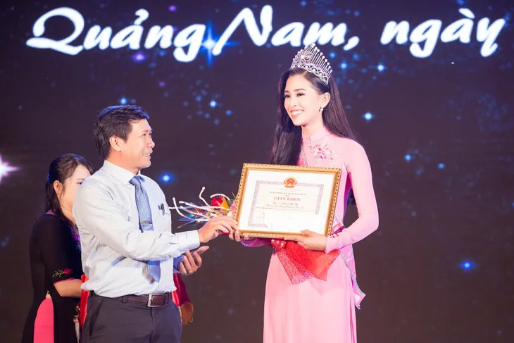 Hoa hậu Trần Tiểu Vy tặng quà Trung thu cho trẻ em Quảng Nam - Ảnh 6. Hoa hậu Trần Tiểu Vy tặng quà Trung thu cho trẻ em Quảng Nam - Ảnh 6.