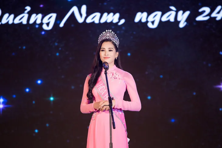 Hoa hậu Trần Tiểu Vy tặng quà Trung thu cho trẻ em Quảng Nam - Ảnh 7. Hoa hậu Trần Tiểu Vy tặng quà Trung thu cho trẻ em Quảng Nam - Ảnh 7.