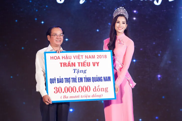 Hoa hậu Trần Tiểu Vy tặng quà Trung thu cho trẻ em Quảng Nam - Ảnh 5. Hoa hậu Trần Tiểu Vy tặng quà Trung thu cho trẻ em Quảng Nam - Ảnh 5.