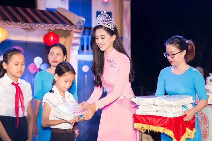 Hoa hậu Trần Tiểu Vy tặng quà Trung thu cho trẻ em Quảng Nam - Ảnh 3. Hoa hậu Trần Tiểu Vy tặng quà Trung thu cho trẻ em Quảng Nam - Ảnh 3.