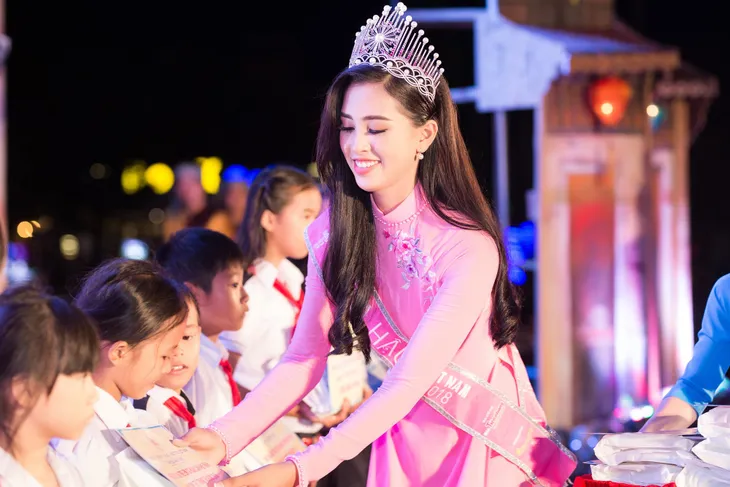 Hoa hậu Trần Tiểu Vy tặng quà Trung thu cho trẻ em Quảng Nam - Ảnh 2. Hoa hậu Trần Tiểu Vy tặng quà Trung thu cho trẻ em Quảng Nam - Ảnh 2.