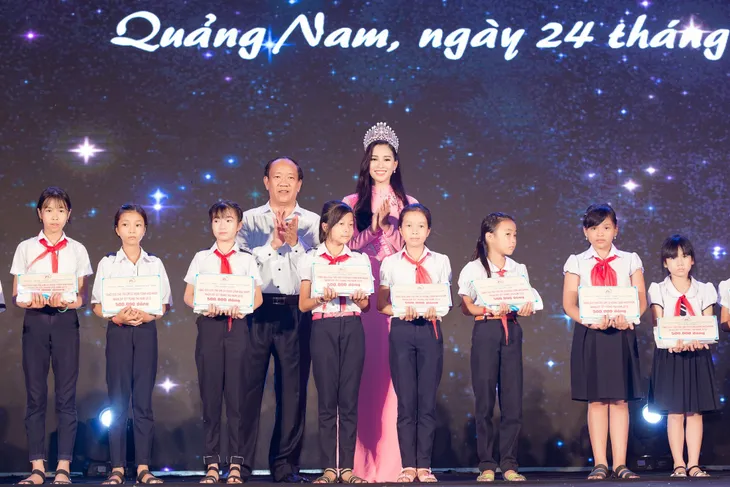 Hoa hậu Trần Tiểu Vy tặng quà Trung thu cho trẻ em Quảng Nam - Ảnh 4. Hoa hậu Trần Tiểu Vy tặng quà Trung thu cho trẻ em Quảng Nam - Ảnh 4.