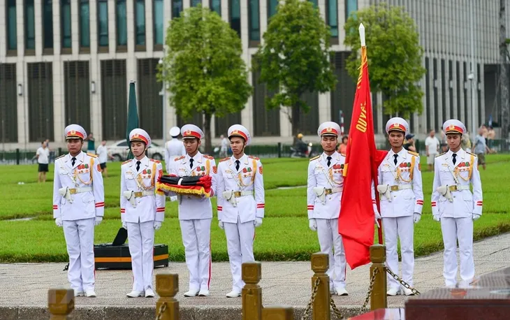 Thượng cờ rủ tại Quảng trường Ba Đình - Ảnh 2. Thượng cờ rủ tại Quảng trường Ba Đình - Ảnh 2.