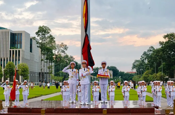 Thượng cờ rủ tại Quảng trường Ba Đình - Ảnh 8. Thượng cờ rủ tại Quảng trường Ba Đình - Ảnh 8.