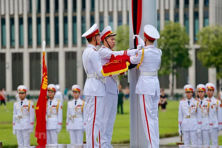 Thượng cờ rủ tại Quảng trường Ba Đình - Ảnh 4. Thượng cờ rủ tại Quảng trường Ba Đình - Ảnh 4.
