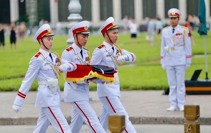 Thượng cờ rủ tại Quảng trường Ba Đình - Ảnh 1. Thượng cờ rủ tại Quảng trường Ba Đình - Ảnh 1.