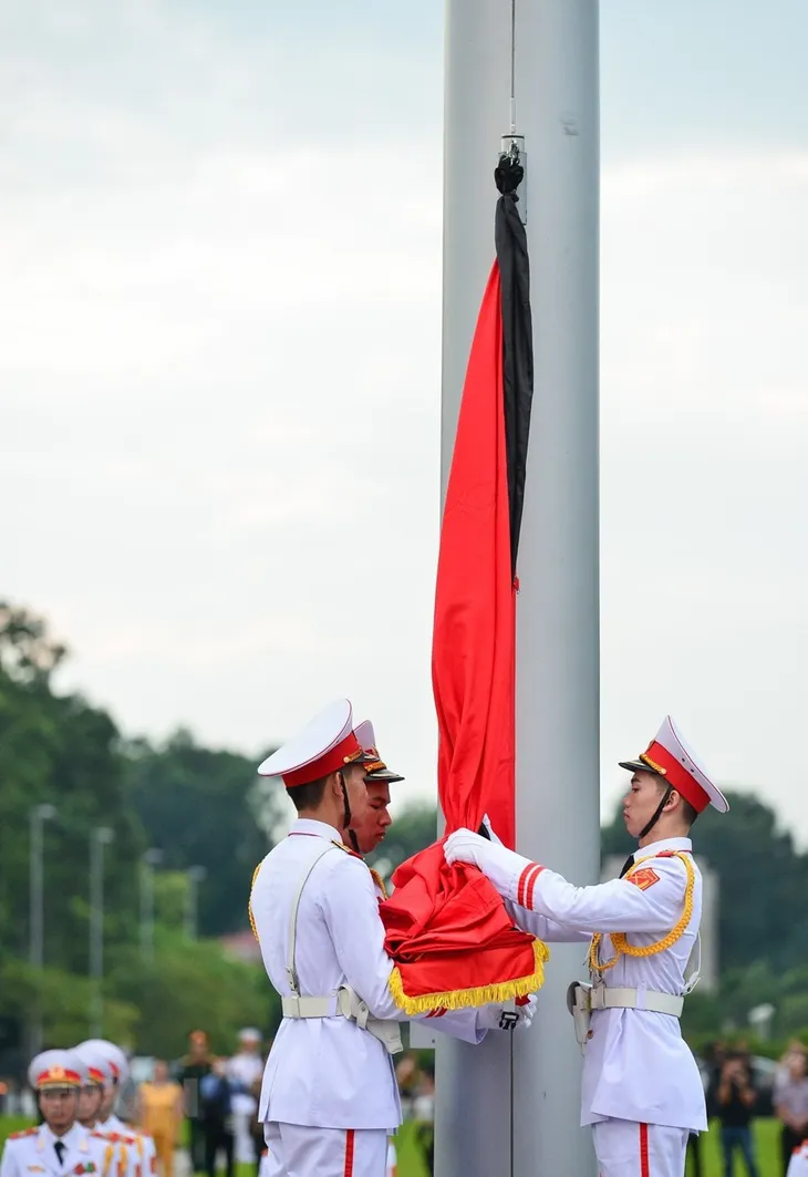 Thượng cờ rủ tại Quảng trường Ba Đình - Ảnh 6. Thượng cờ rủ tại Quảng trường Ba Đình - Ảnh 6.