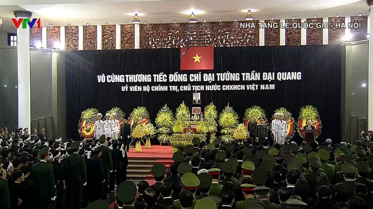 Đông đảo người dân đứng chờ tiễn đưa Chủ tịch nước Trần Đại Quang - Ảnh 1. Đông đảo người dân đứng chờ tiễn đưa Chủ tịch nước Trần Đại Quang - Ảnh 1.