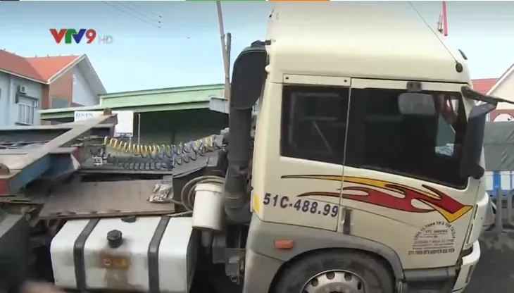 Tiền Giang: Lật xe container trên Quốc lộ 1A - Ảnh 2. Tiền Giang: Lật xe container trên Quốc lộ 1A - Ảnh 2.