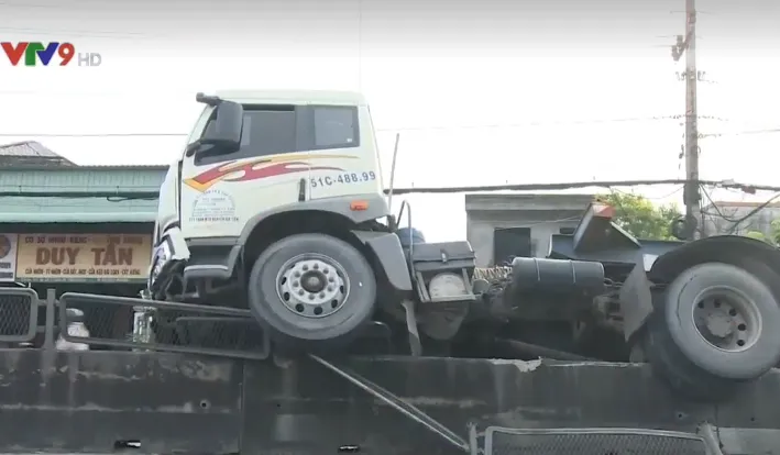 Tiền Giang: Lật xe container trên Quốc lộ 1A - Ảnh 3. Tiền Giang: Lật xe container trên Quốc lộ 1A - Ảnh 3.