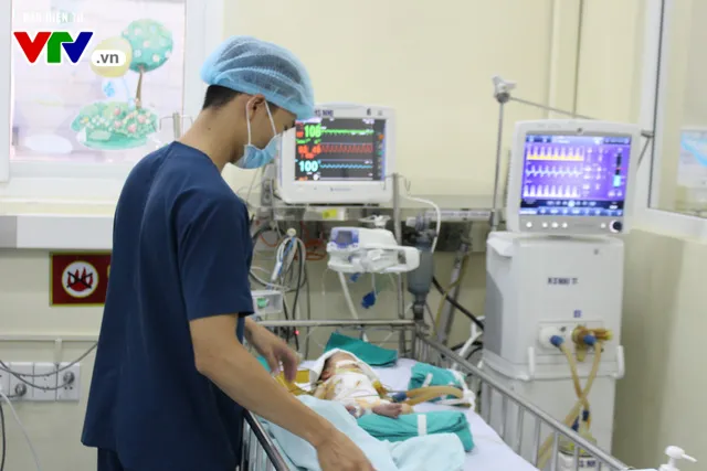 Ca phẫu thuật sinh tử cứu bệnh nhi mắc bệnh tim bẩm sinh chưa đầy một ngày tuổi - Ảnh 1. Ca phẫu thuật sinh tử cứu bệnh nhi mắc bệnh tim bẩm sinh chưa đầy một ngày tuổi - Ảnh 1.