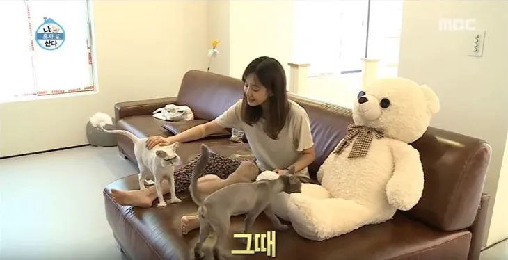 Jung Ryeo Won hé lộ nhà riêng trong show truyền hình: Bên ngoài ngập rác, bên trong sang chảnh hết nấc - Ảnh 3. Jung Ryeo Won hé lộ nhà riêng trong show truyền hình: Bên ngoài ngập rác, bên trong sang chảnh hết nấc - Ảnh 3.