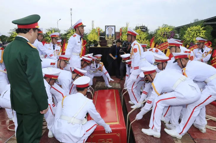 Người dân Ninh Bình đưa tiễn Chủ tịch nước Trần Đại Quang - Ảnh 8. Người dân Ninh Bình đưa tiễn Chủ tịch nước Trần Đại Quang - Ảnh 8.