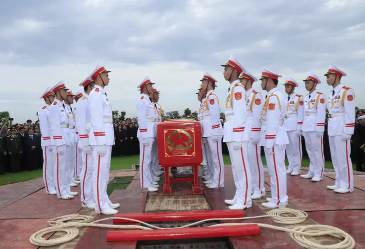 Người dân Ninh Bình đưa tiễn Chủ tịch nước Trần Đại Quang - Ảnh 7. Người dân Ninh Bình đưa tiễn Chủ tịch nước Trần Đại Quang - Ảnh 7.