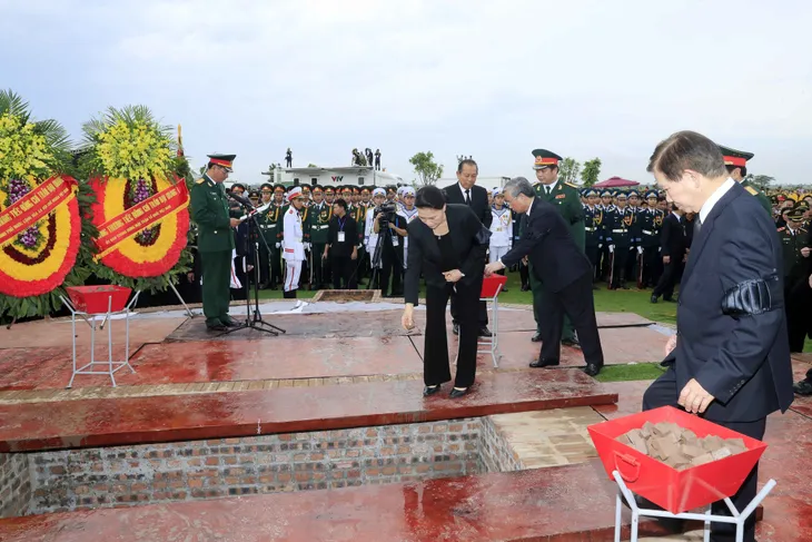 Người dân Ninh Bình đưa tiễn Chủ tịch nước Trần Đại Quang - Ảnh 9. Người dân Ninh Bình đưa tiễn Chủ tịch nước Trần Đại Quang - Ảnh 9.