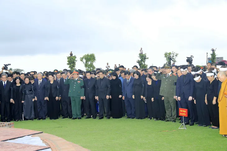 Người dân Ninh Bình đưa tiễn Chủ tịch nước Trần Đại Quang - Ảnh 12. Người dân Ninh Bình đưa tiễn Chủ tịch nước Trần Đại Quang - Ảnh 12.