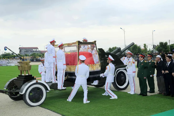 Người dân Ninh Bình đưa tiễn Chủ tịch nước Trần Đại Quang - Ảnh 3. Người dân Ninh Bình đưa tiễn Chủ tịch nước Trần Đại Quang - Ảnh 3.