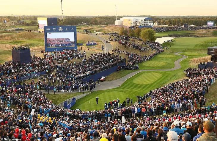 Ryder Cup: ĐT châu Âu tạm dẫn trước ĐT Mỹ sau ngày thi đấu đầu tiên - Ảnh 2. Ryder Cup: ĐT châu Âu tạm dẫn trước ĐT Mỹ sau ngày thi đấu đầu tiên - Ảnh 2.