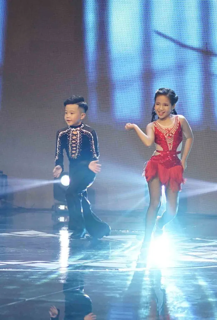 100 giây rực rỡ: Cặp vũ công nhí gây choáng với bước nhảy dance sport điêu luyện - Ảnh 2. 100 giây rực rỡ: Cặp vũ công nhí gây choáng với bước nhảy dance sport điêu luyện - Ảnh 2.