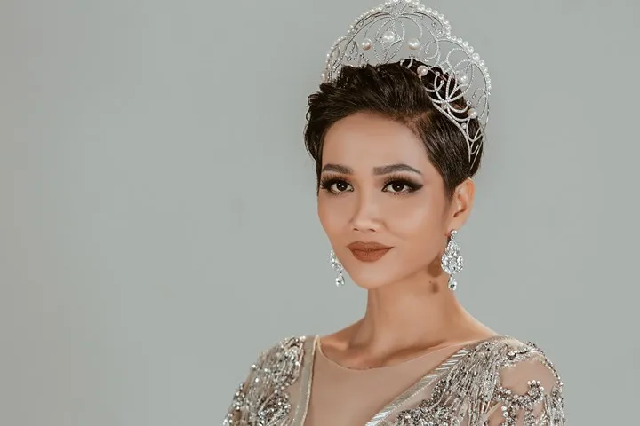 Bất ngờ với hình ảnh HHen Niê tóc dài trong trang phục Ê đê - Ảnh 13. Bất ngờ với hình ảnh HHen Niê tóc dài trong trang phục Ê đê - Ảnh 13.