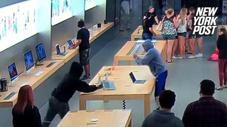 Trộm giữa ban ngày tại cửa hàng Apple, lấy lượng hàng trị giá 30.000 USD - Ảnh 1. Trộm giữa ban ngày tại cửa hàng Apple, lấy lượng hàng trị giá 30.000 USD - Ảnh 1.
