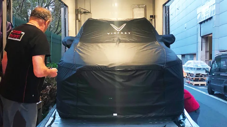 Xe VinFast được di chuyển từ Ý tới Paris Motor Show - Ảnh 4. Xe VinFast được di chuyển từ Ý tới Paris Motor Show - Ảnh 4.