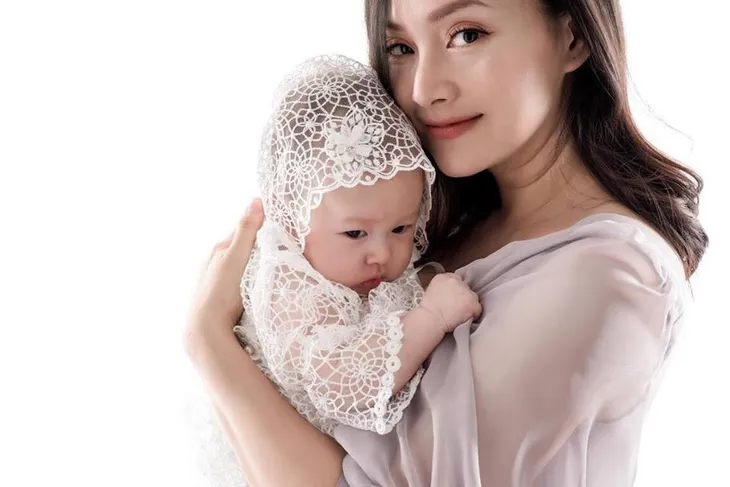 Lan Phương ngày càng mòn con mắt sau sinh con gái đầu lòng - Ảnh 1. Lan Phương ngày càng mòn con mắt sau sinh con gái đầu lòng - Ảnh 1.