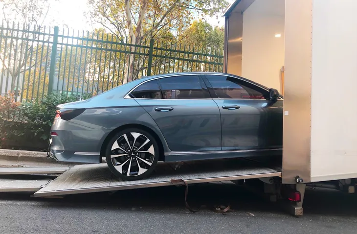 Xe VinFast được di chuyển từ Ý tới Paris Motor Show - Ảnh 6. Xe VinFast được di chuyển từ Ý tới Paris Motor Show - Ảnh 6.