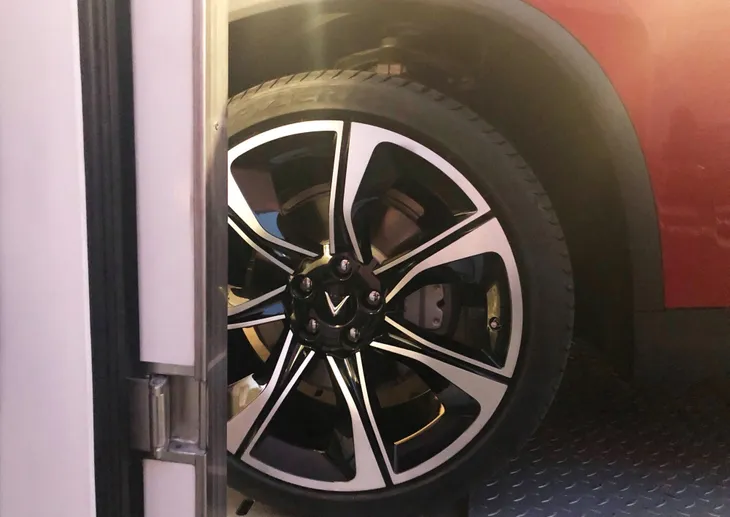Xe VinFast được di chuyển từ Ý tới Paris Motor Show - Ảnh 8. Xe VinFast được di chuyển từ Ý tới Paris Motor Show - Ảnh 8.