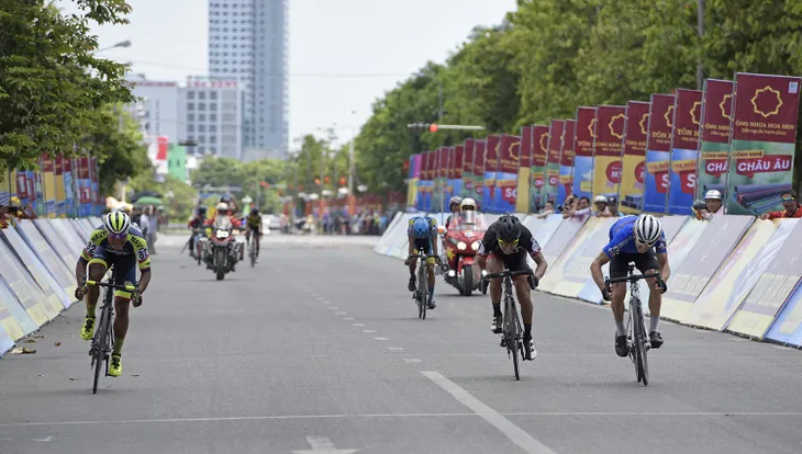 ẢNH: Những khoảnh khắc ấn tượng chặng 3 Giải xe đạp quốc tế VTV Cup Tôn Hoa Sen 2018 - Thanh Hoá đi Nghệ An - Ảnh 8. ẢNH: Những khoảnh khắc ấn tượng chặng 3 Giải xe đạp quốc tế VTV Cup Tôn Hoa Sen 2018 - Thanh Hoá đi Nghệ An - Ảnh 8.