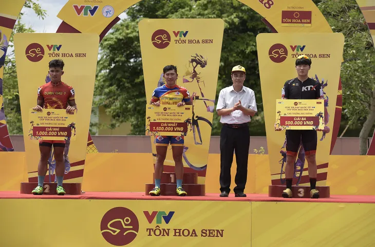ẢNH: Những khoảnh khắc ấn tượng chặng 3 Giải xe đạp quốc tế VTV Cup Tôn Hoa Sen 2018 - Thanh Hoá đi Nghệ An - Ảnh 10. ẢNH: Những khoảnh khắc ấn tượng chặng 3 Giải xe đạp quốc tế VTV Cup Tôn Hoa Sen 2018 - Thanh Hoá đi Nghệ An - Ảnh 10.
