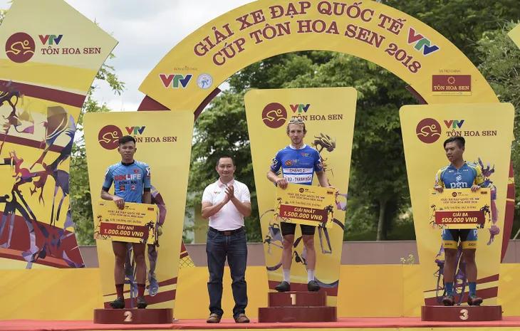 ẢNH: Những khoảnh khắc ấn tượng chặng 3 Giải xe đạp quốc tế VTV Cup Tôn Hoa Sen 2018 - Thanh Hoá đi Nghệ An - Ảnh 12. ẢNH: Những khoảnh khắc ấn tượng chặng 3 Giải xe đạp quốc tế VTV Cup Tôn Hoa Sen 2018 - Thanh Hoá đi Nghệ An - Ảnh 12.