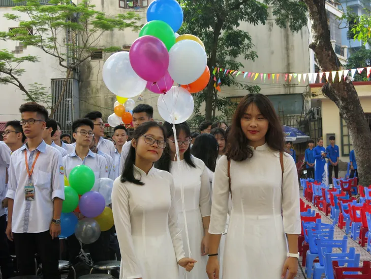 Học sinh trường THPT Kim Liên rạng rỡ trong buổi lễ khai giảng - Ảnh 6.
