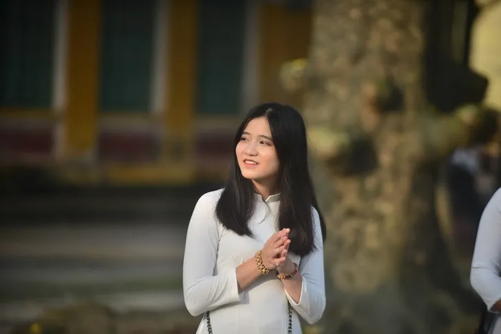 Thướt tha tà áo dài trắng nữ sinh trong ngày khai trường - Ảnh 4. Thướt tha tà áo dài trắng nữ sinh trong ngày khai trường - Ảnh 4.