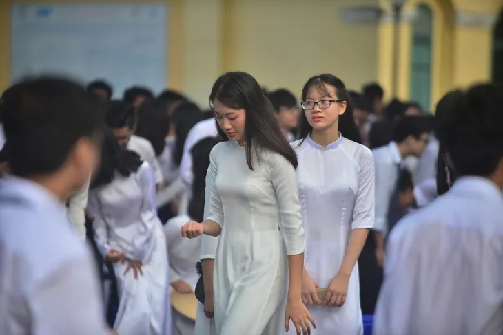 Thướt tha tà áo dài trắng nữ sinh trong ngày khai trường - Ảnh 5. Thướt tha tà áo dài trắng nữ sinh trong ngày khai trường - Ảnh 5.