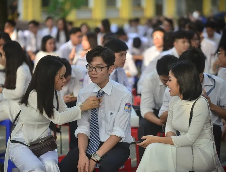 Thướt tha tà áo dài trắng nữ sinh trong ngày khai trường - Ảnh 12. Thướt tha tà áo dài trắng nữ sinh trong ngày khai trường - Ảnh 12.