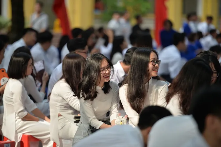 Thướt tha tà áo dài trắng nữ sinh trong ngày khai trường - Ảnh 9. Thướt tha tà áo dài trắng nữ sinh trong ngày khai trường - Ảnh 9.