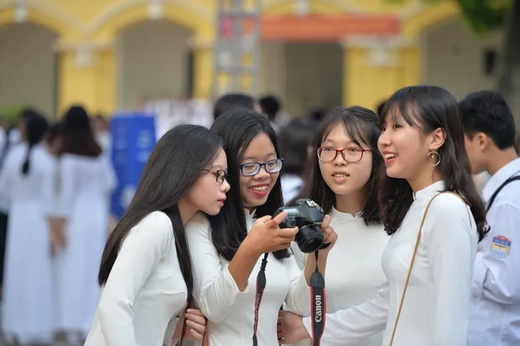 Thướt tha tà áo dài trắng nữ sinh trong ngày khai trường - Ảnh 2. Thướt tha tà áo dài trắng nữ sinh trong ngày khai trường - Ảnh 2.