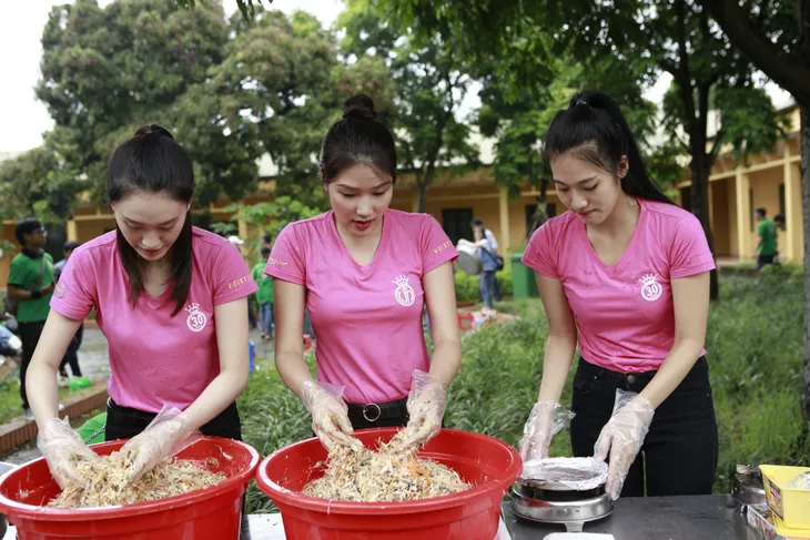 Khi thí sinh Hoa hậu Việt Nam 2018 thử sức làm điều dưỡng viên - Ảnh 1. Khi thí sinh Hoa hậu Việt Nam 2018 thử sức làm điều dưỡng viên - Ảnh 1.