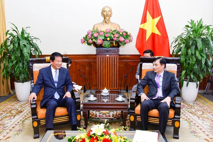 Trao Quyết định gia hạn nhiệm kỳ Đại sứ đặc biệt Việt Nam – Nhật Bản cho ông Ryotaro Sugi - Ảnh 1. Trao Quyết định gia hạn nhiệm kỳ Đại sứ đặc biệt Việt Nam – Nhật Bản cho ông Ryotaro Sugi - Ảnh 1.