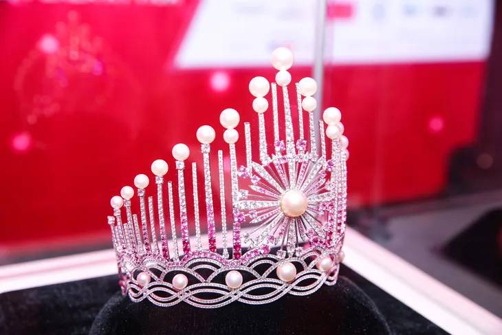 Cận cảnh chiếc vương miện đặc biệt của Hoa hậu Việt Nam 2018 - Ảnh 1. Cận cảnh chiếc vương miện đặc biệt của Hoa hậu Việt Nam 2018 - Ảnh 1.
