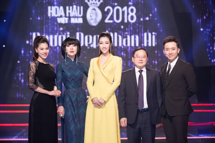 Khi thí sinh Hoa hậu Việt Nam 2018 thử sức làm điều dưỡng viên - Ảnh 9. Khi thí sinh Hoa hậu Việt Nam 2018 thử sức làm điều dưỡng viên - Ảnh 9.