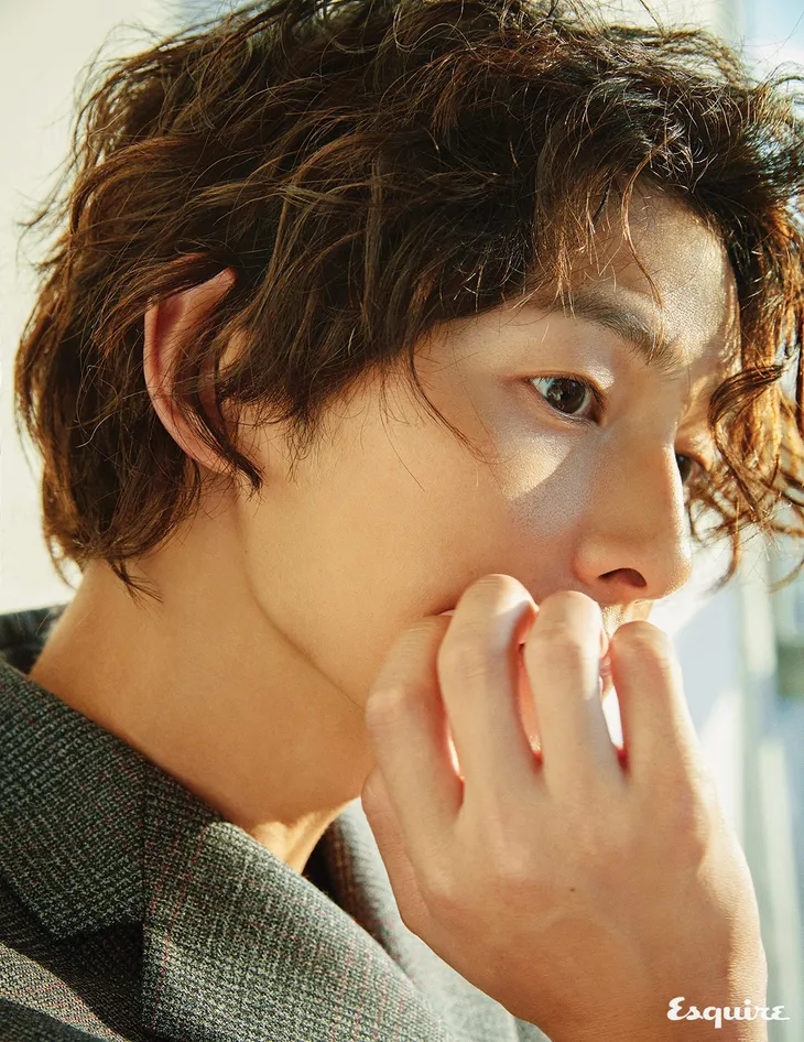 Tạp chí Esquire tung trọn bộ ảnh đầy lãng tử của Song Joong Ki - Ảnh 8. Tạp chí Esquire tung trọn bộ ảnh đầy lãng tử của Song Joong Ki - Ảnh 8.