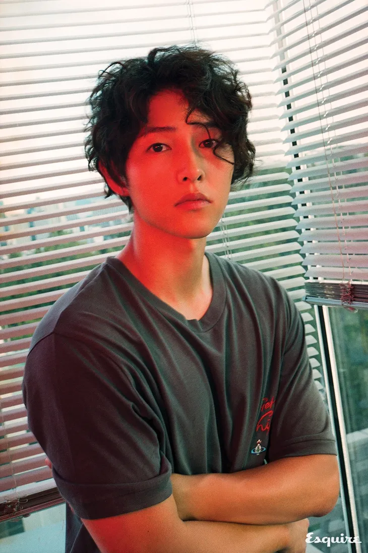 Tạp chí Esquire tung trọn bộ ảnh đầy lãng tử của Song Joong Ki - Ảnh 9. Tạp chí Esquire tung trọn bộ ảnh đầy lãng tử của Song Joong Ki - Ảnh 9.