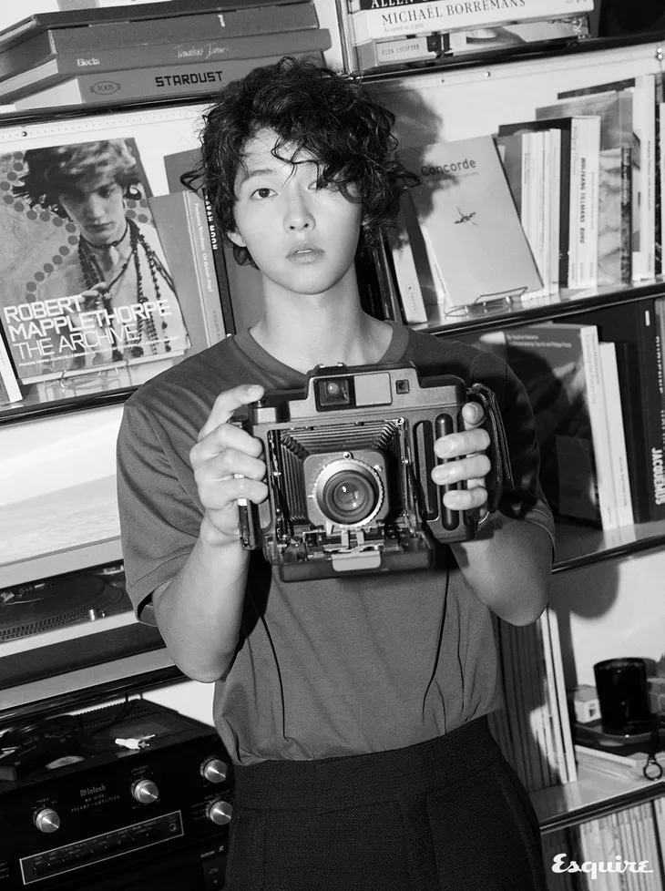 Tạp chí Esquire tung trọn bộ ảnh đầy lãng tử của Song Joong Ki - Ảnh 10. Tạp chí Esquire tung trọn bộ ảnh đầy lãng tử của Song Joong Ki - Ảnh 10.