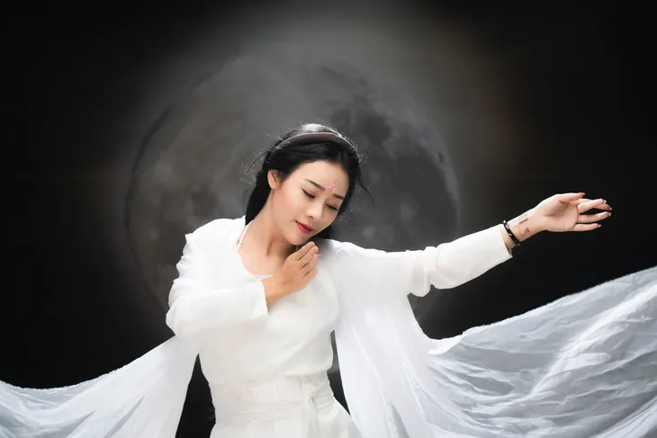 Ca sĩ Hoa Trần tung MV cover nhạc phim Diên Hi công lược với tạo hình bí ẩn - Ảnh 4. Ca sĩ Hoa Trần tung MV cover nhạc phim Diên Hi công lược với tạo hình bí ẩn - Ảnh 4.