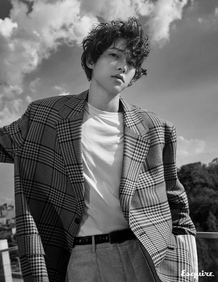 Tạp chí Esquire tung trọn bộ ảnh đầy lãng tử của Song Joong Ki - Ảnh 18. Tạp chí Esquire tung trọn bộ ảnh đầy lãng tử của Song Joong Ki - Ảnh 18.