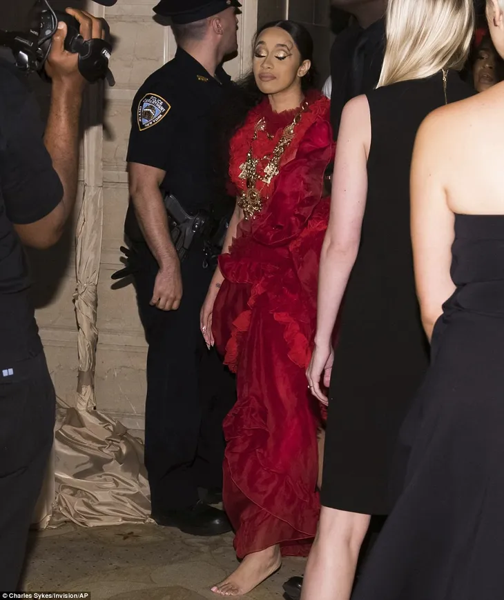 Cardi B và Nicki Minaj đánh nhau tại Tuần lễ thời trang New York - Ảnh 1. Cardi B và Nicki Minaj đánh nhau tại Tuần lễ thời trang New York - Ảnh 1.